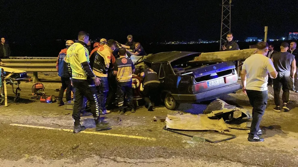 Sivas’ta Feci Kaza: Otomobil Bariyere Ok Gibi Saplandı