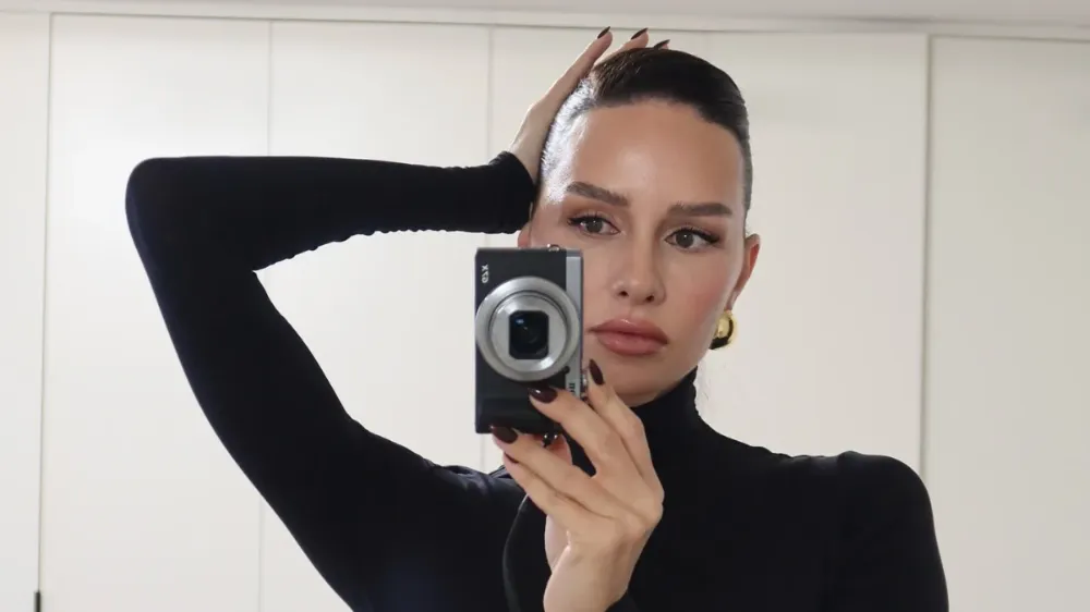 Yasemin Özilhan Güzelliği İçin -90 Derecelik Kabine Girdi!