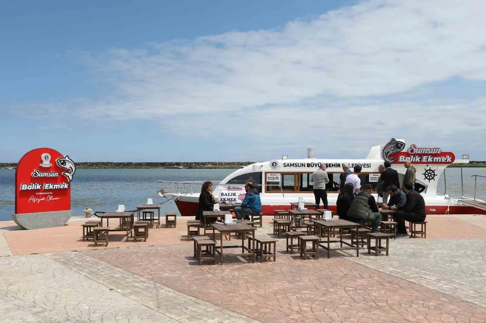 Yat Limanı’nda Balık-Ekmek Teknesi Hizmette