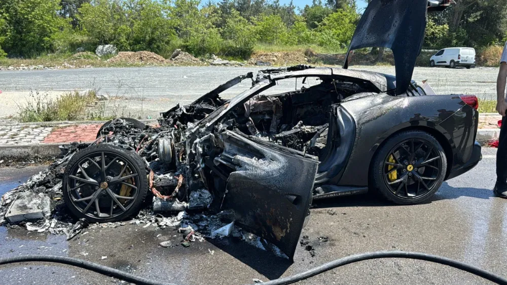 İstanbul’da Seyir Halindeki Ferrari Alev Alev Yandı: Bakın Araç Kiminmiş?
