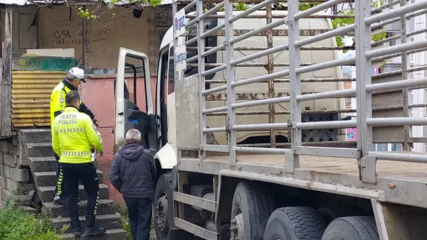 Samsun’da Park Halindeki Kamyon Duvarı Yıktı
