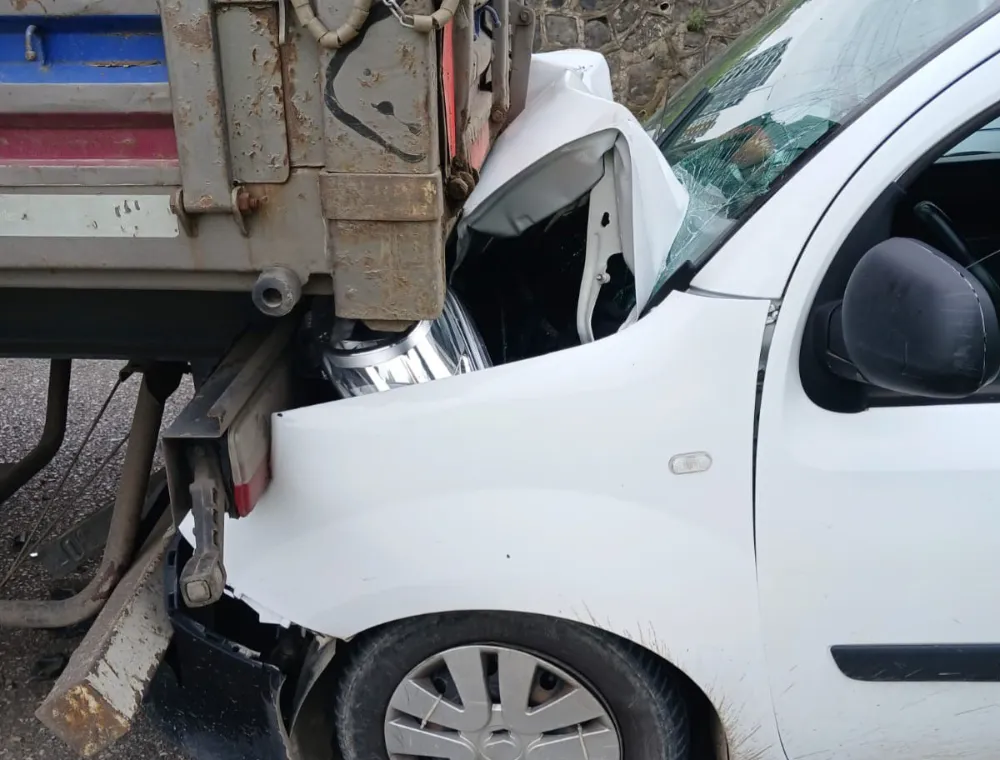 Samsun’da Hafif Ticari Araç Tıra Çarptı: 1 Yaralı