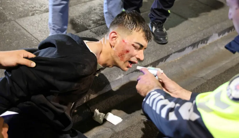 Aksaray’da Alkollü Sürücü Trafik Kazası Yaptı, Polis Aracına Tekme Attı