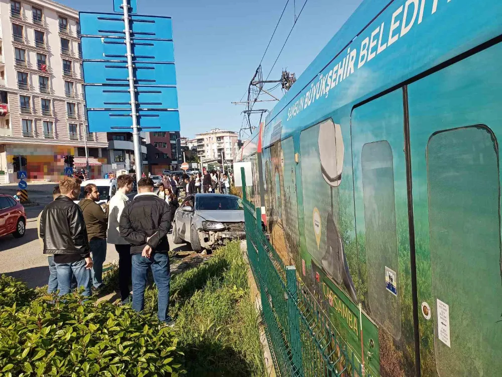 Samsun’da otomobil tramvaya çarptı: Seferler aksadı