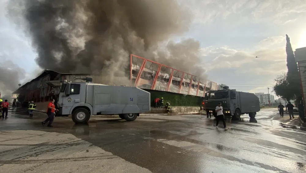 Mersin’de Elektronik Eşya Fabrikasında Korkutan Yangın