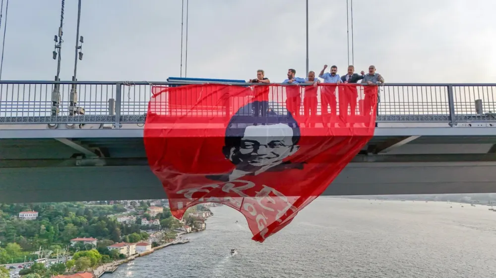 İstanbul’da “Free İmamoğlu” Pankartı