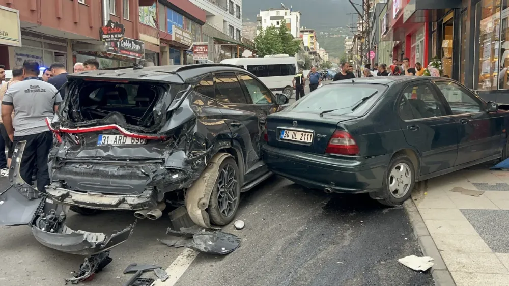Hatay’da Freni Boşalan Kepçe 4 Araca Çarptı