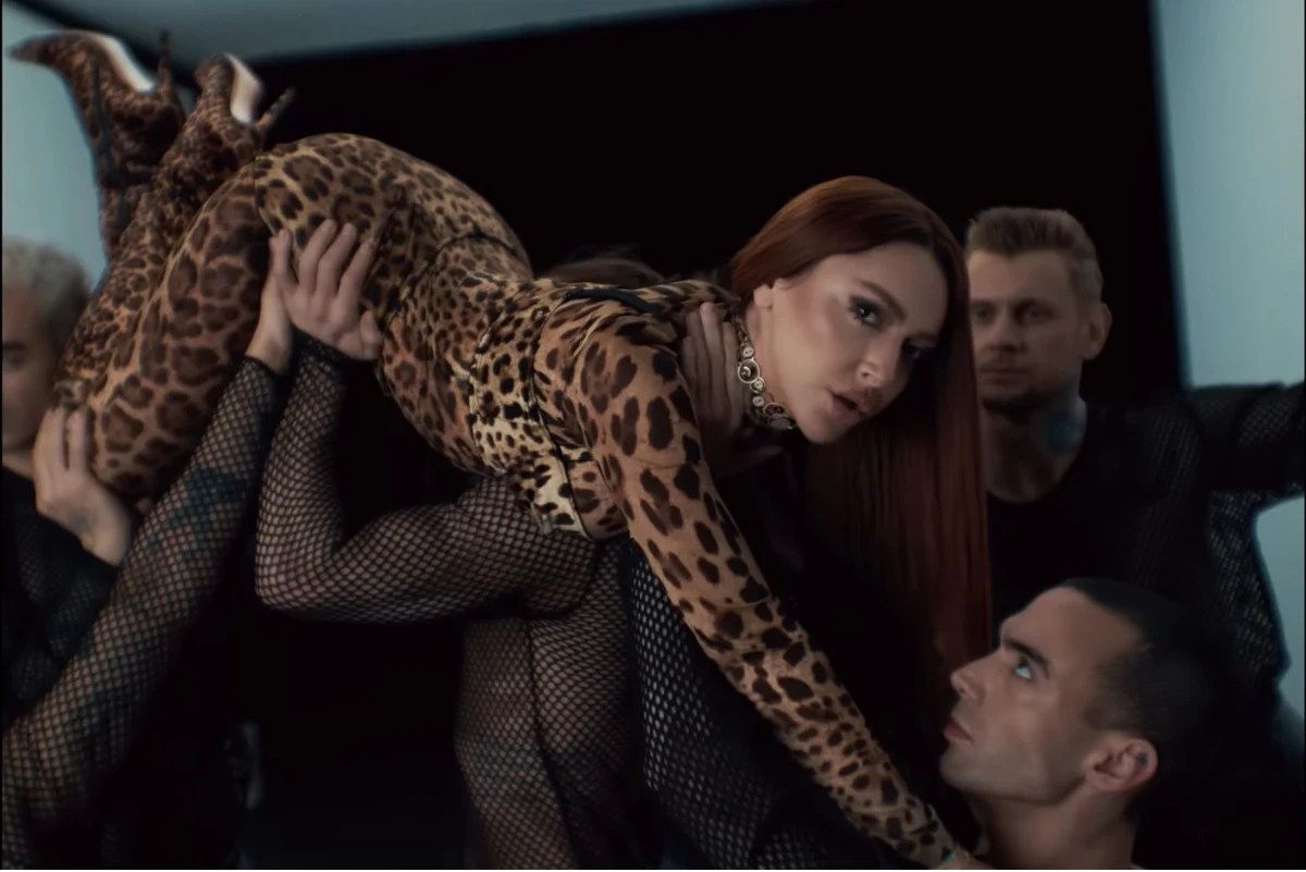 Hadise’den Cesur Klip