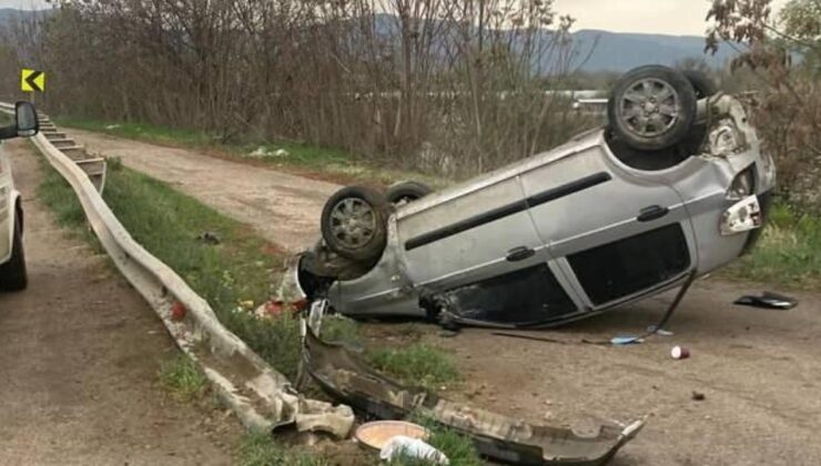 Amasya’da feci kaza: Şarampole devrilen otomobildeki 4 kişi yaralandı
