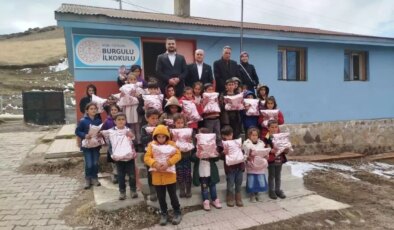 Burgulu İlkokulu’nda Öğrencilere Bayram Hediyeleri