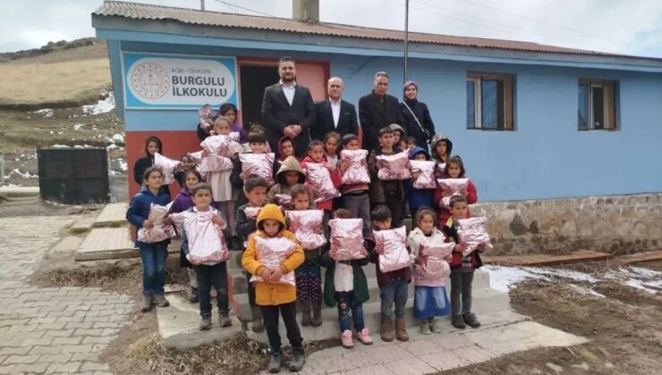 Burgulu İlkokulu’nda Öğrencilere Bayram Hediyeleri