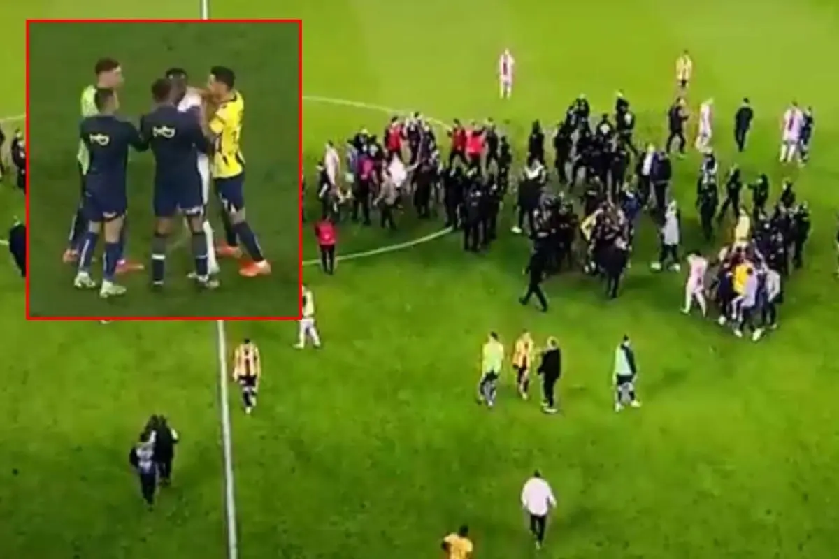 Fenerbahçe-Samsunspor maçı biter bitmez saha karıştı! Futbolcular birbirine girdi