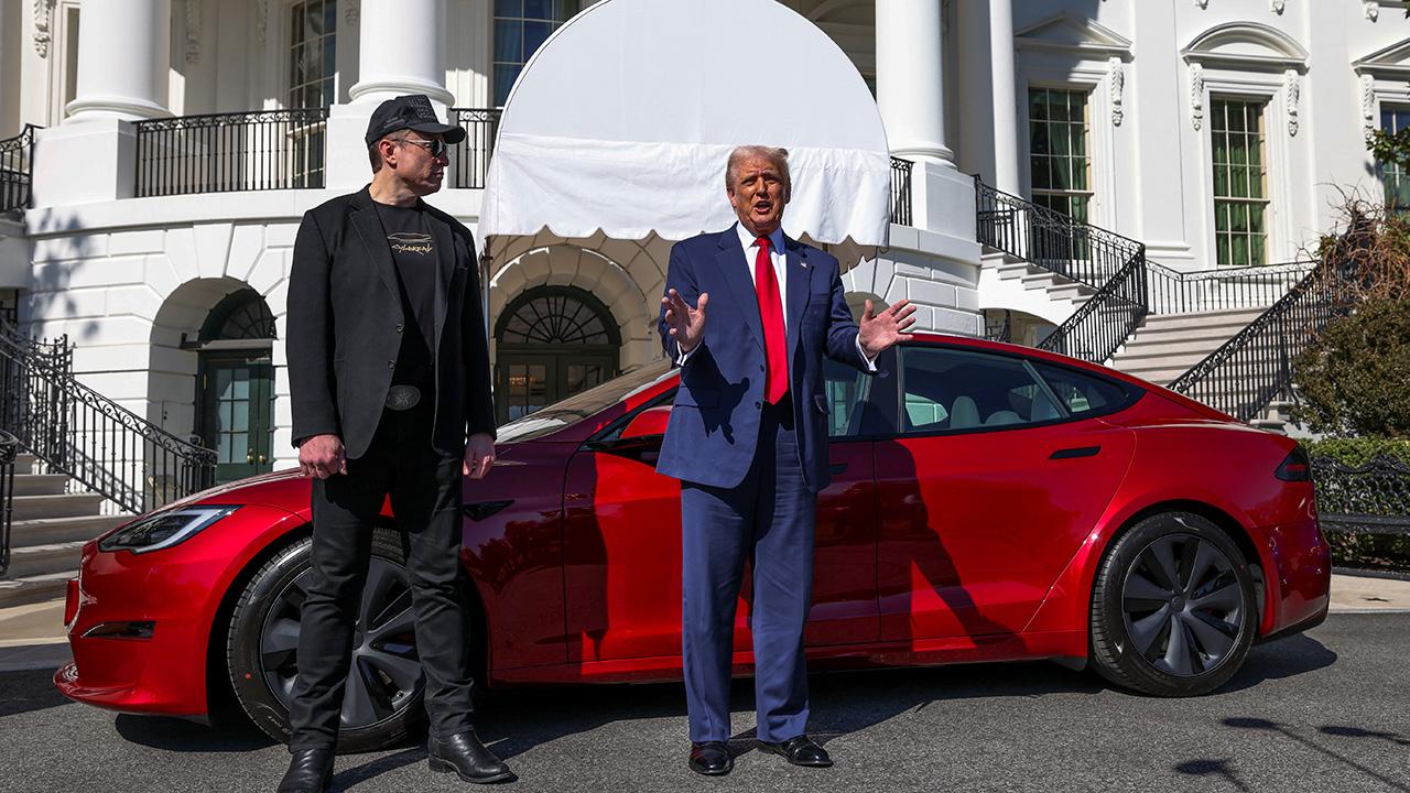 Trump, Elon Musk’a Destek İçin Yeni Tesla Aracı Aldı