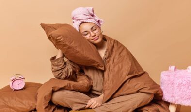 Uyurken sarılma isteği niye var?