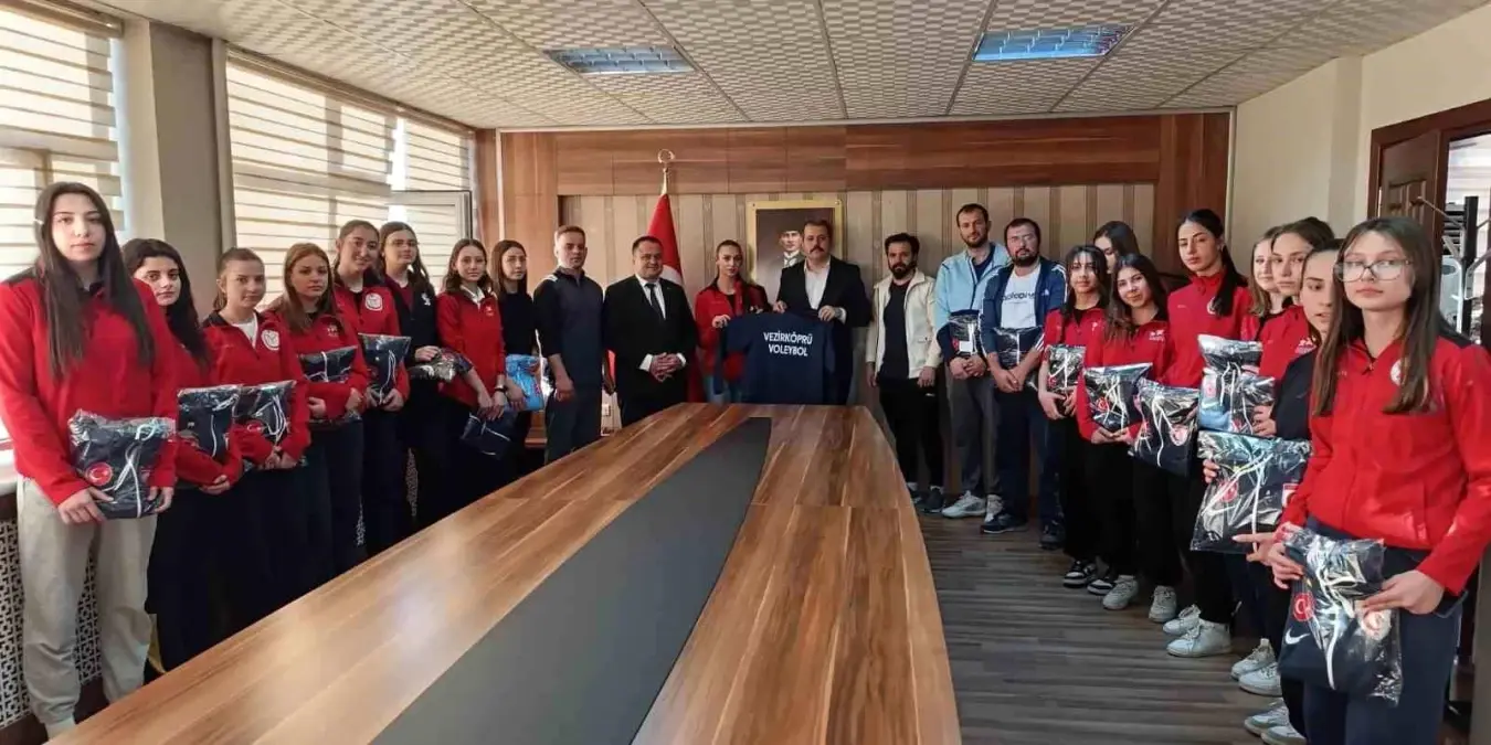 Vezirköprü Kaymakamı’ndan Şampiyon Sporculara Eşofman Hediyesi