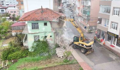 İlkadım’da Metruk Yapıların Yıkımına Devam Ediliyor