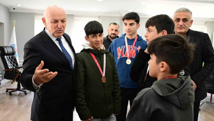 Terme’de Şampiyon Sporcular Şenol Kul’u Ziyaret Etti