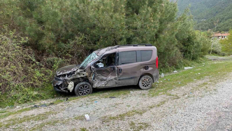 Vezirköprü’de Kamyon ile Hafif Ticari Araç Çarpıştı: 5 Yaralı