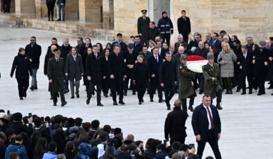 CHP Genel Başkanı Özel, yeni PM ve YDK üyeleriyle Anıtkabir’i ziyaret etti