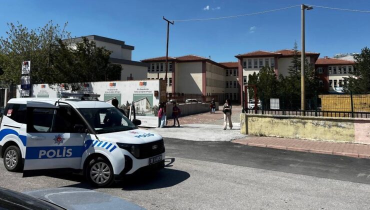 Çocuklarını beklerken eski eşi tarafından bıçaklandı