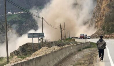 Gümüşhane-Tirebolu karayolunda heyelan korkuttu