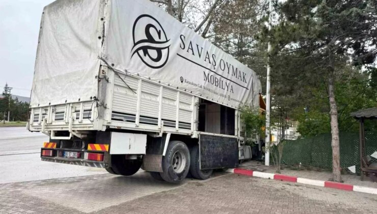 Kamyon Duvarda Asılı Kaldı