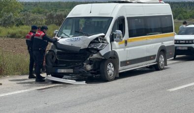 Öğrenci servisleri çarpıştı: 9 yaralı