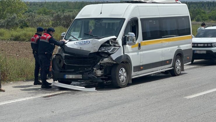 Öğrenci servisleri çarpıştı: 9 yaralı