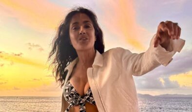 Salma Hayek bikinisiyle poz verdi!