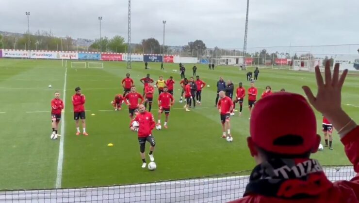 Samsunsporlu Emre Kılınç taraftara kıźıp sahayı terk etti