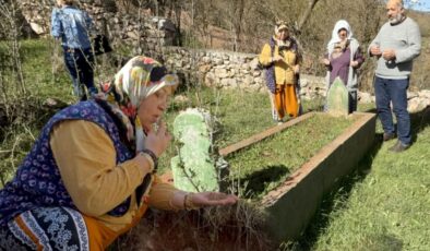 Türbenin toprağını yiyerek dua ediyorlar