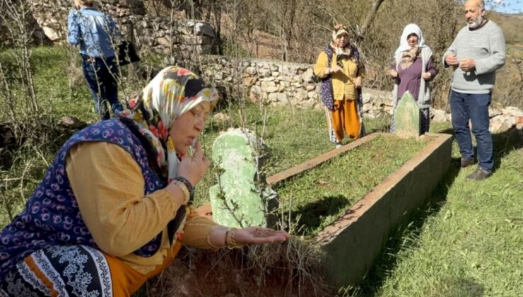 Türbenin toprağını yiyerek dua ediyorlar