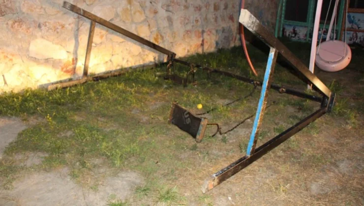 4 Yaşındaki Yağız, Salıncaktan Düşerek Hayatını Kaybetti