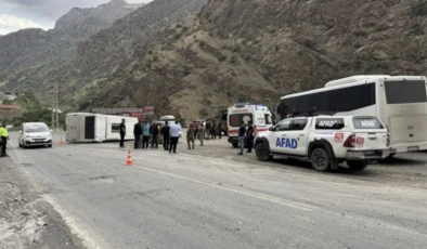 Hakkari’de Askeri Midibüs Devrildi: 12 Asker Yaralandı