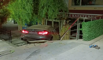Akyurt’ta Gece Kazası: Pasaj Önündeki Çay Ocağına Çarptı!
