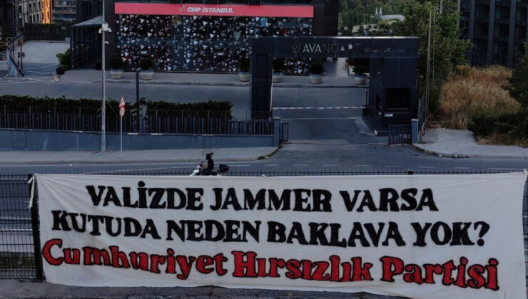 CHP İstanbul İl Başkanlığı’nın karşısına asılan pankart gündem oldu