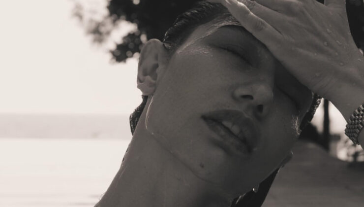 Demet Özdemir’den havuz pozları!