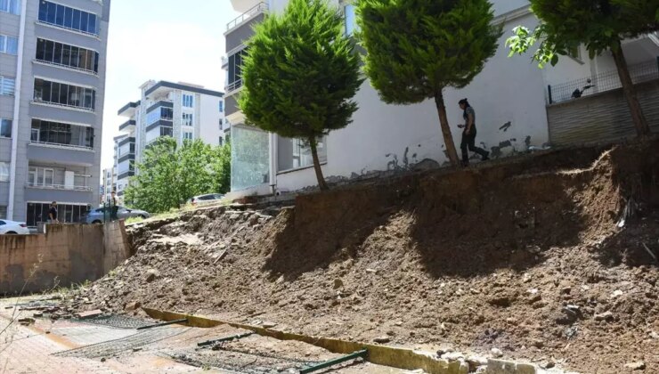 Samsun Atakum’da Sağanak Yağış Otopark Duvarını Yıktı