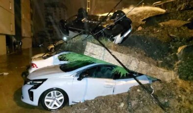 Samsun’da şiddetli yağış: İstinat duvarı araçların üzerine devrildi