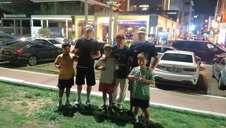 Samsunspor Futbolcuları Çocuklarla Sahilde Futbol Oynadı