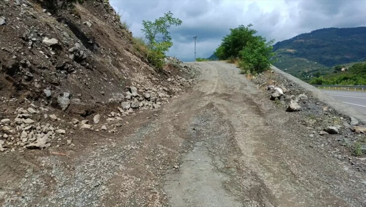 Samsun’un Ayvacık ilçesinde toprak kayması