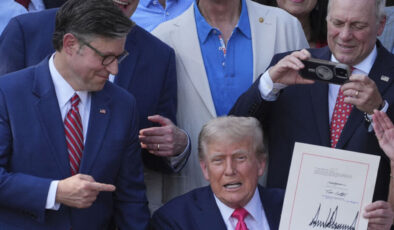 Trump “vergi indirimi” tasarısını imzaladı