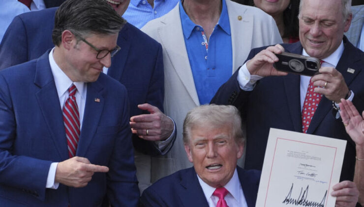 Trump “vergi indirimi” tasarısını imzaladı