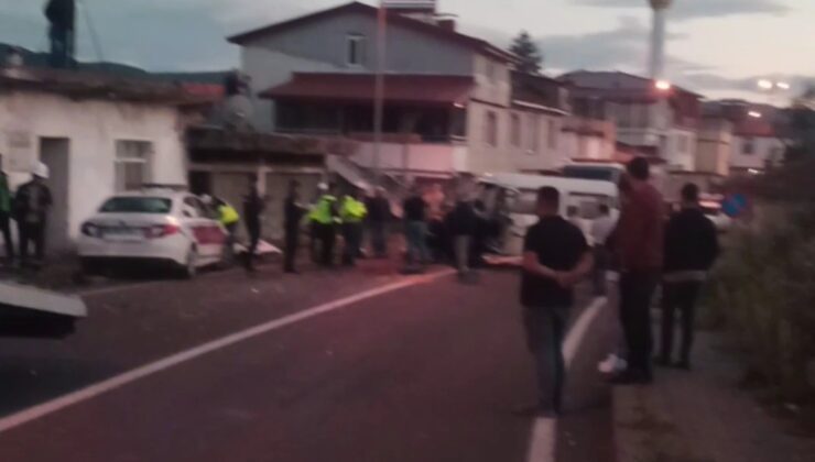 Ünye’de Feci Kaza: Minibüs ile Çekici Kafa Kafaya Çarpıştı, 3 Yaralı