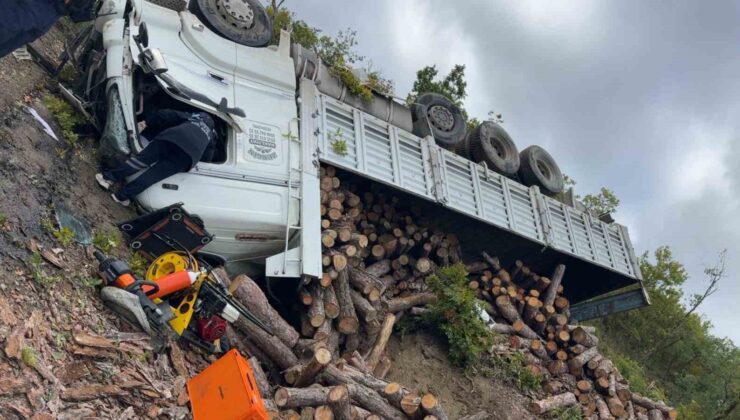 Vezirköprü’de Odun Yüklü Kamyon Şarampole Devrildi: Sürücü Hayatını Kaybetti