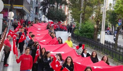 Samsun’da ‘Cumhuriyet Yürüyüşü’: 1919 Metrelik Dev Bayrakla Tarihi Coşku Yaşandı