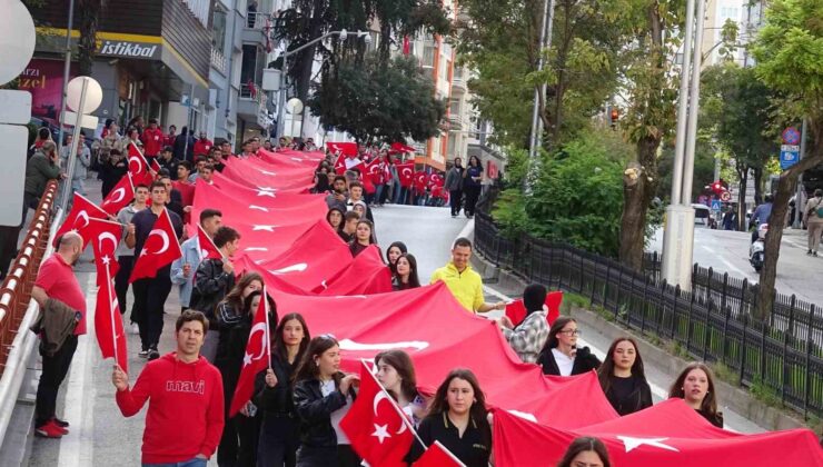 Samsun’da ‘Cumhuriyet Yürüyüşü’: 1919 Metrelik Dev Bayrakla Tarihi Coşku Yaşandı