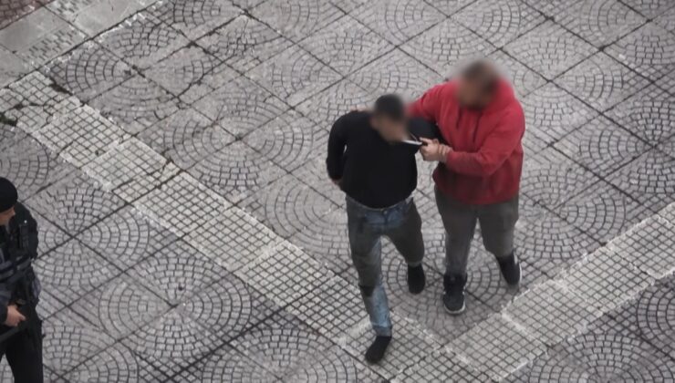 Meydanda Uçan Tekmeli Kavga!