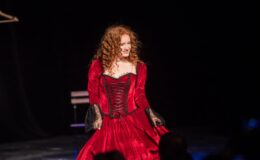 Genç Oyuncu Elif Cicidurucu Tiyatro Sahnesinde Parlamaya Devam Ediyor!