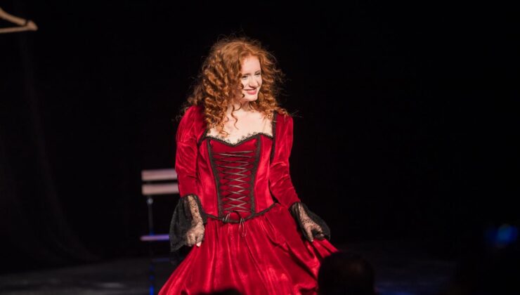 Genç Oyuncu Elif Cicidurucu Tiyatro Sahnesinde Parlamaya Devam Ediyor!